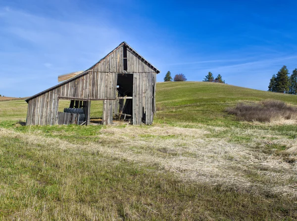 Rustico vecchio fienile in campo . — Foto Stock