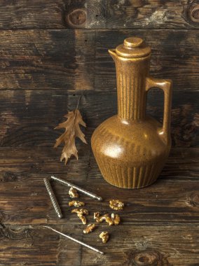 Natürmort resim yıpranmış.