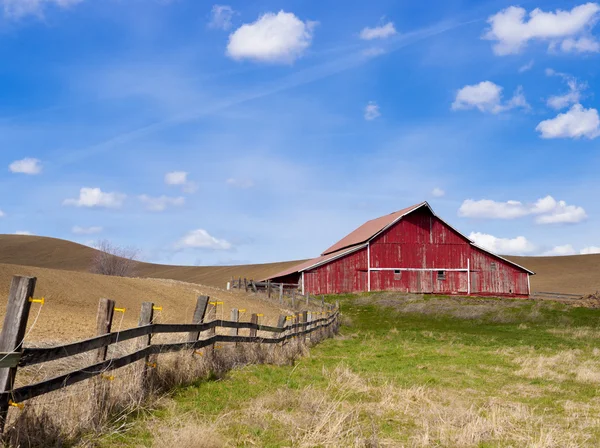 Rote Scheune und blauer Himmel. — Stockfoto