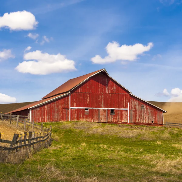 Bright red barn on clear day. — Stock Photo, Image