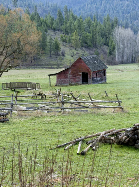 Małej stodoły w pastwiska. — Zdjęcie stockowe