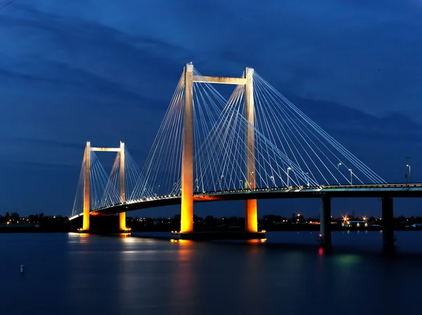 Kabel bridge på kvällen. — Stockfoto