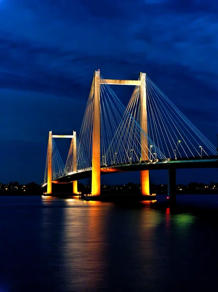 Gece zaman kablo brisge görüntü. — Stok fotoğraf