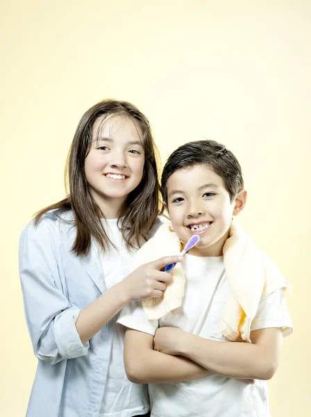 Hermanos cepillándose los dientes. — Foto de Stock