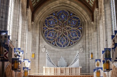  Kilisede boru organ.