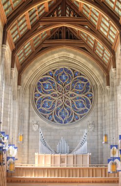 Boru organ ve katedral tavan.