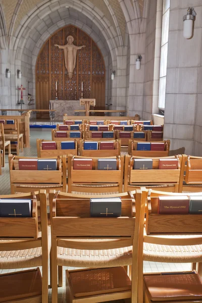Stolar och biblar i kyrkan. — Stockfoto