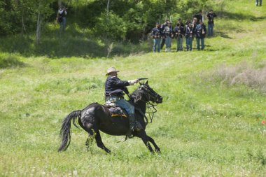 ordusuna calvary reenactor tabanca ateş.