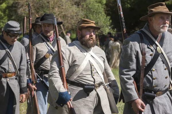 在行军途中的邦联 reenactors. — 图库照片