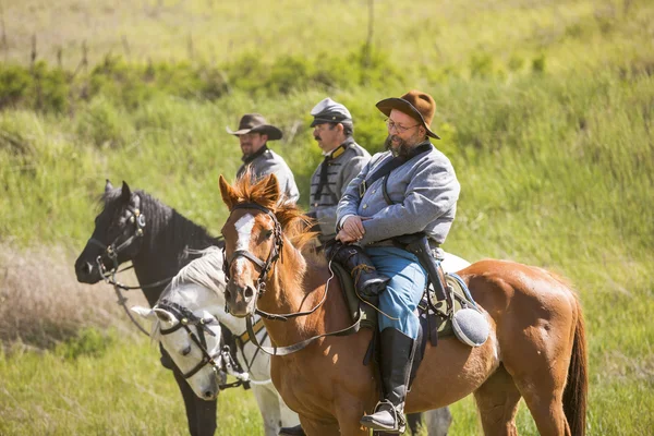 Reencenadores confederados a cavalo . — Fotografia de Stock