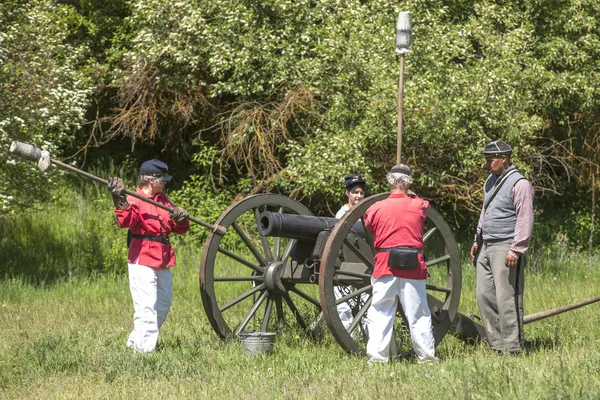 Guerre civile reconstituteurs d'artillerie charger canon . — Photo