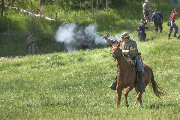 Rievocatore confederato sulla sparatoria dei cavalli . — Foto Stock