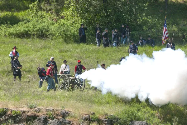 남북 전쟁 reenactors 캐논 발사. — 스톡 사진