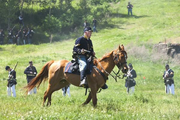 Ator de guerra civil a cavalo. — 스톡 사진