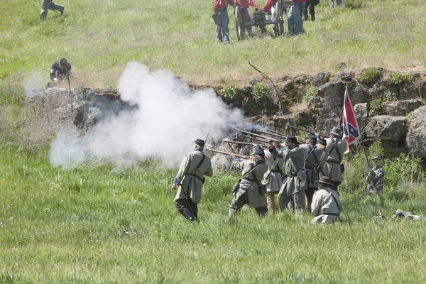 Confederate army reenactors in mock battle. — Stock Photo, Image