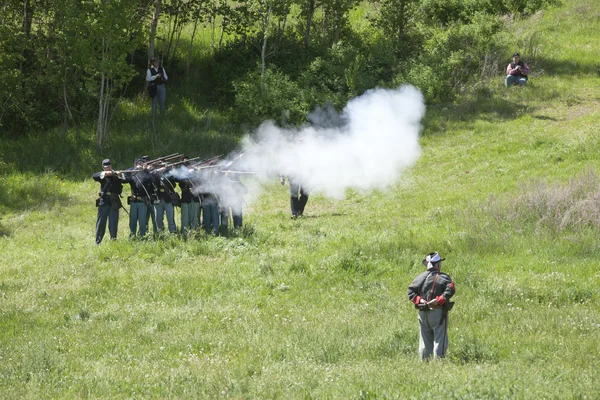 Reconstituteurs de l'armée de l'Union dans une bataille simulée . — Photo