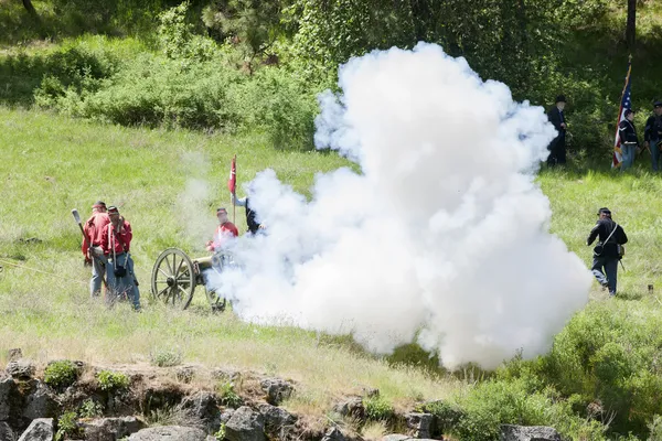 Reenactors fire the canon. — Stock Photo, Image