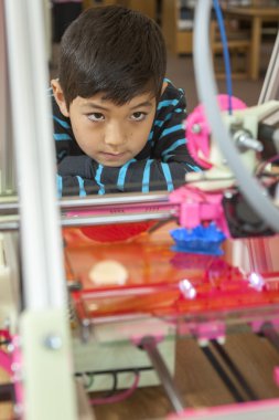 3D yazıcı dikkatle izliyor.