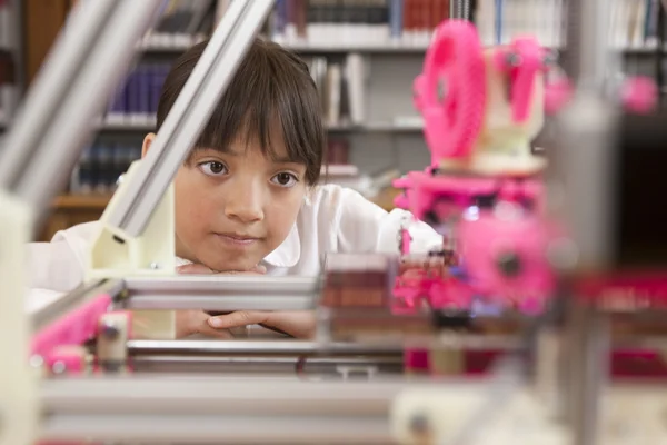 Menina jovem assistindo impressora 3D . — Fotografia de Stock