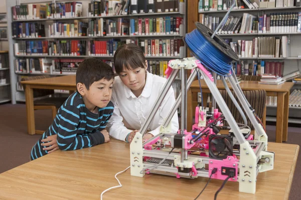 Kinder lernen den 3D-Drucker kennen. — Stockfoto