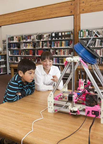 Les enfants découvrent l'imprimante 3D . — Photo
