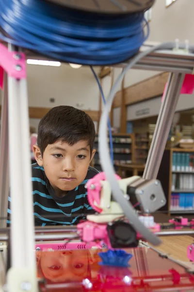 Genç bir çocuk ve 3d printerlere harcama maddeler. — Stok fotoğraf