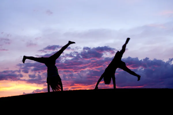 Kinderen doen cartwheels. — Stockfoto