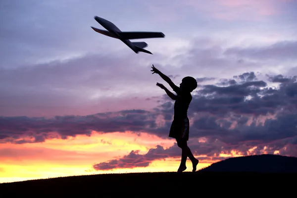 Хлопчик літає іграшковим літаком . — стокове фото