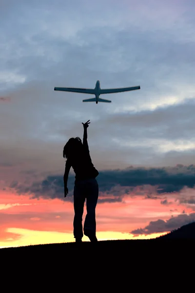 Mulher voa ou avião . — Fotografia de Stock