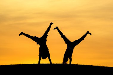 Cartwheels birlikte yapıyor.