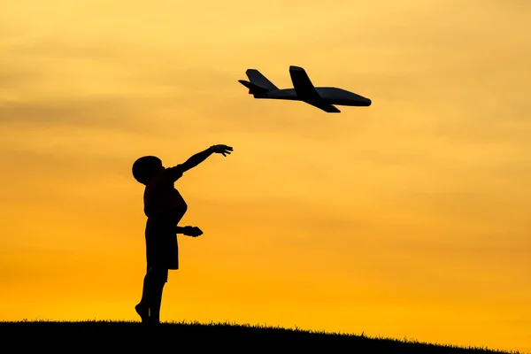 Lançamento de um avião de brinquedo . — Fotografia de Stock