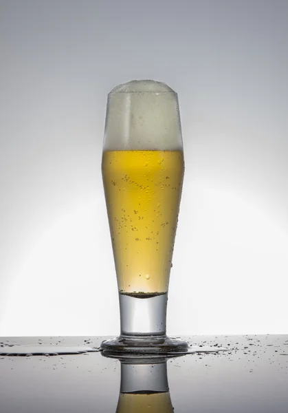 Pěnivý sklenici piva. — Stock fotografie
