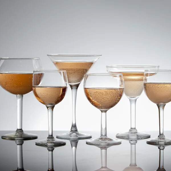 Glas fyllda med rosévin. — Stockfoto