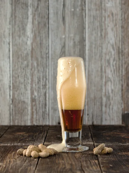 Пенное пиво и арахис . — стоковое фото