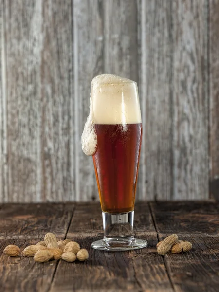 Арахис и пенное пиво . — стоковое фото