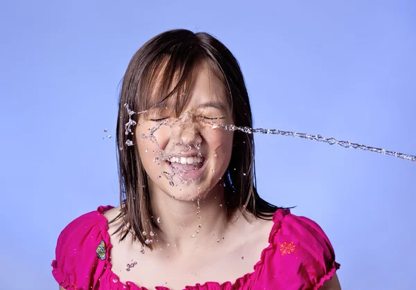 Flicka som sprutade vatten. — Stockfoto
