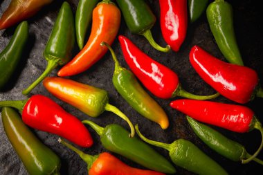 Masadaki olgun kırmızı ve yeşil biberlerin bir özeti..