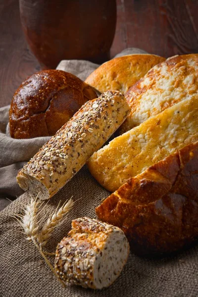 Uma Foto Vida Imóvel Perto Vários Loafs Pão Inteiro Natural — Fotografia de Stock