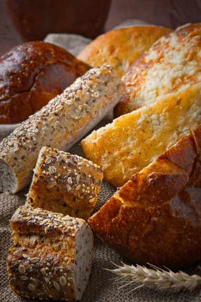 Uma Foto Vida Imóvel Perto Vários Loafs Pão Inteiro Natural — Fotografia de Stock