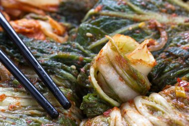 Taze kimchi ve yemek çubuklarının durgun bir fotoğrafı. Kore 'de bir meze..