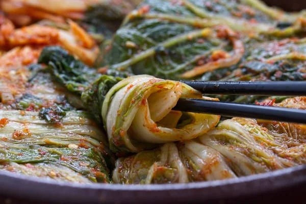 Een Stillevens Foto Van Verse Kimchi Eetstokjes Een Nietje Bijgerecht — Stockfoto