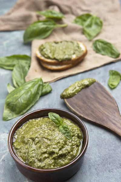 Zbliżenie Obrazu Domowego Sosu Pesto Drewnianą Łopatką Chlebem Liśćmi Bazylii — Zdjęcie stockowe