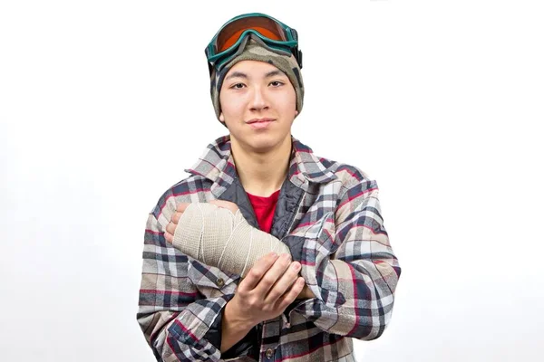 10代の男の子の肖像画彼の壊れた手首を示すすべてのスノーボードの事故の後に包帯 — ストック写真