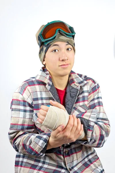 Portret Nastolatka Złamanym Nadgarstkiem Zabandażowanego Wypadku Snowboardzie — Zdjęcie stockowe