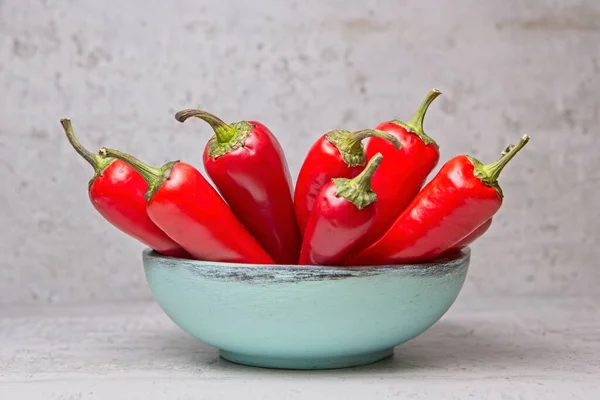 Eine Hölzerne Schüssel Mit Würzigen Roten Chilischoten Einem Studio Setting — Stockfoto