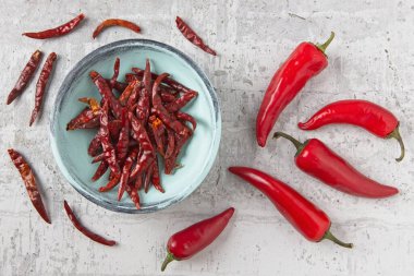 Stüdyoda kurutulmuş kırmızı biberlerin olduğu bir fotoğraf..