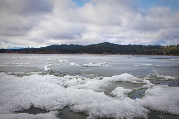 Sneeuw Ligt Klontjes Een Bevroren Maar Langzaam Smeltend Hauser Lake — Stockfoto