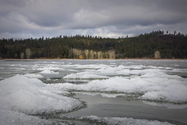 Sneeuw Ligt Klontjes Een Bevroren Maar Langzaam Smeltend Hauser Lake — Stockfoto