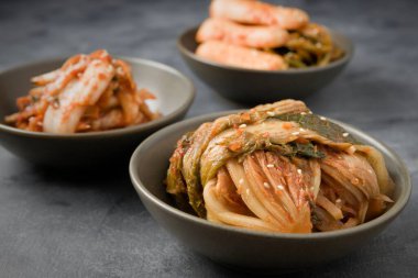 Çok sayıda ev yapımı Kore kimchi tabakları.