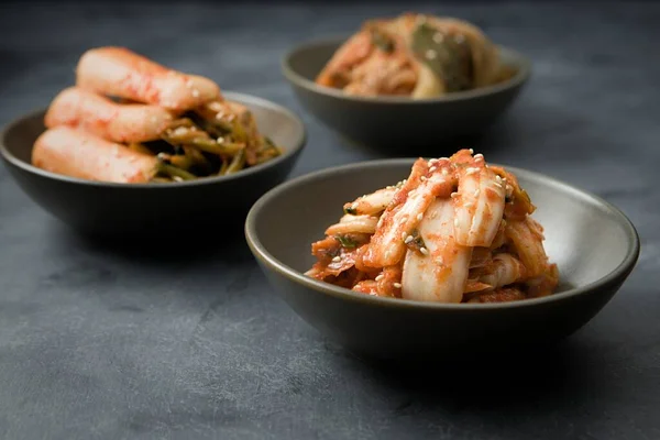 Een Close Van Diverse Zelfgemaakte Koreaanse Kimchi Kommen — Stockfoto